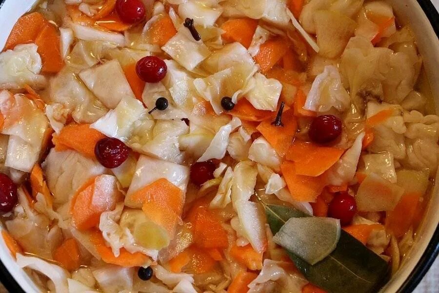 Капуста провансаль с клюквой. Наталья калнина капуста провансаль. Капуста провансаль классический. Квашеная капуста «провансаль» с клюквой. Капуста провансаль классический.