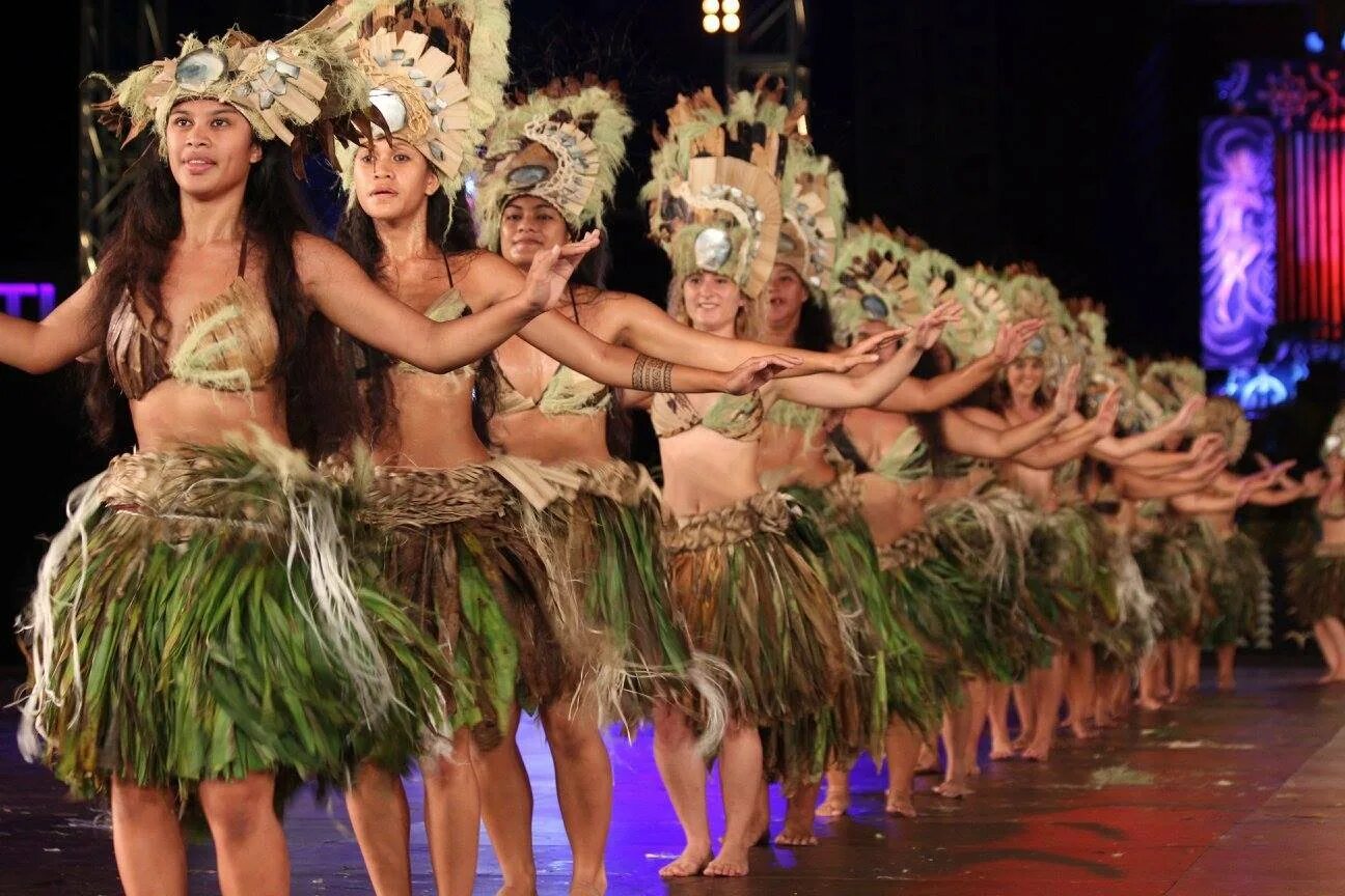 Таитянский танец. Хейва Таити. Университет Таити. Таитянские танцы. Танцующие таитянки.