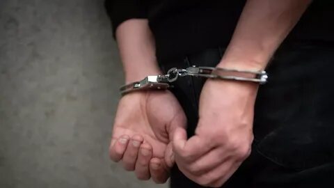 24 часа в наручниках