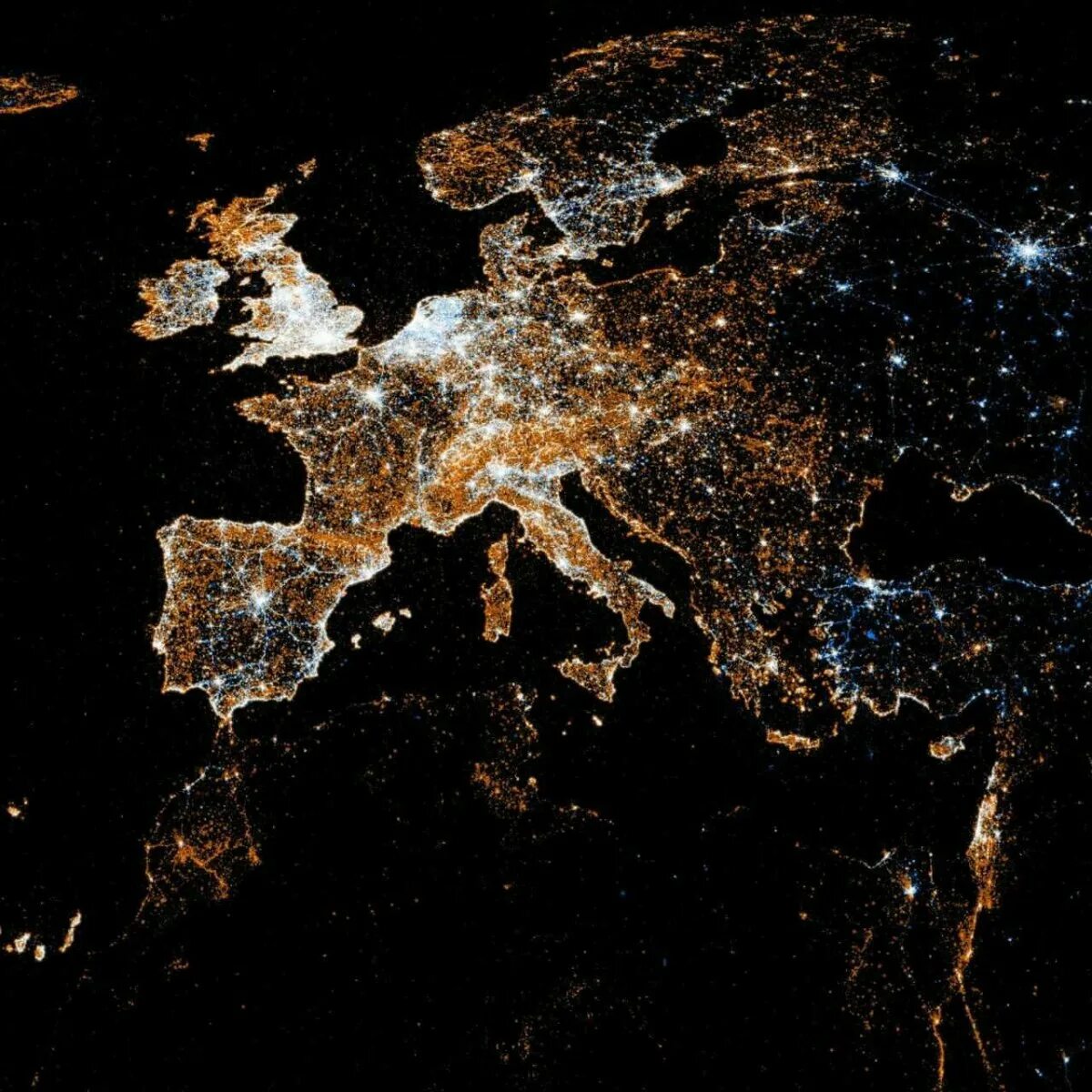 Ночи евразии. Ночной вид из космоса. Планета ночью из космоса. Европа из космоса ночью. Россия из космоса.