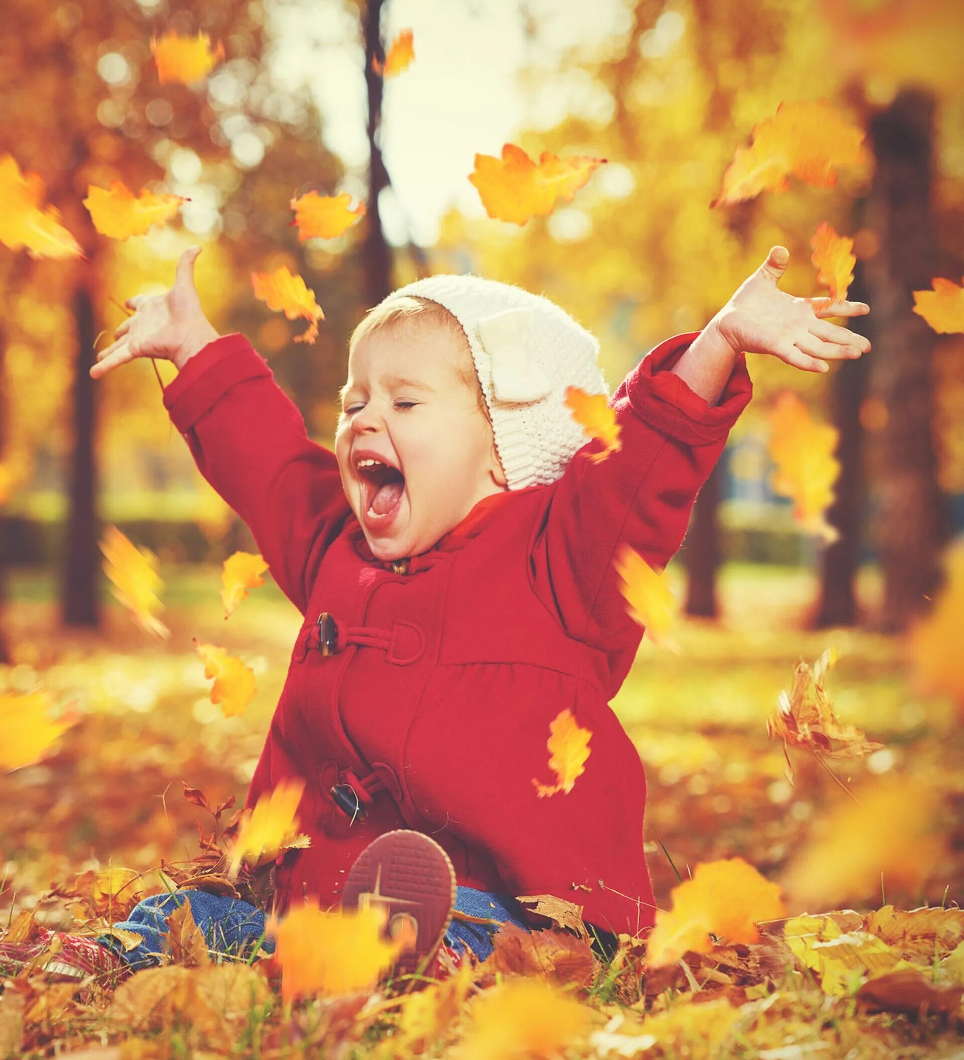 Да что говорить каждый осенний лист. Дети радуются. Счастливой осени. Радость осенью. Дети осенью.