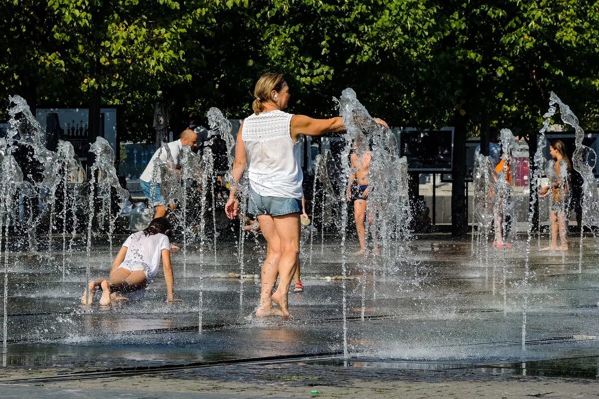 Жара в Москве. Девочка купается в фонтане. Купание в фонтане. Девушки купаются в фонтане. Жара купаться