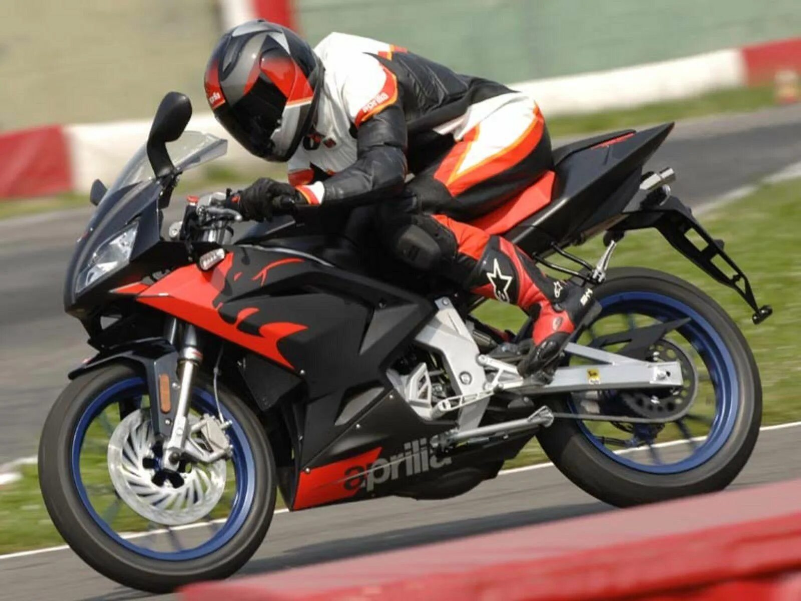 Aprilia RS 50. Мотоцикл Aprilia RS 50. Aprilia RS 50 2010. Спортбайк Aprilia RS 50. Купить мотоцикл категория