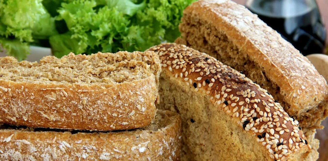 Греческие сухарики. Сухари. Сливочное масло на хлебе. Хлеб из хлебного дерева. Хлеб с маслом в Греции.