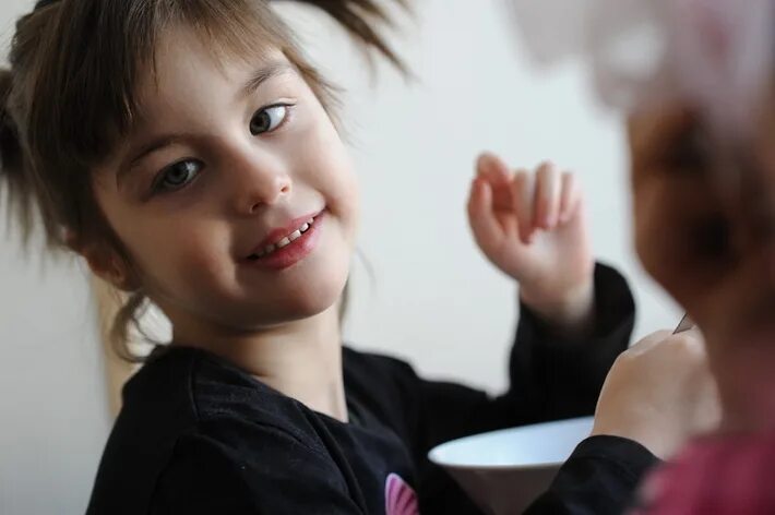 мама и дочка. ругают ребенка. современное воспитание девочек. воспитание девочки. маленькая девочка воспитывает.