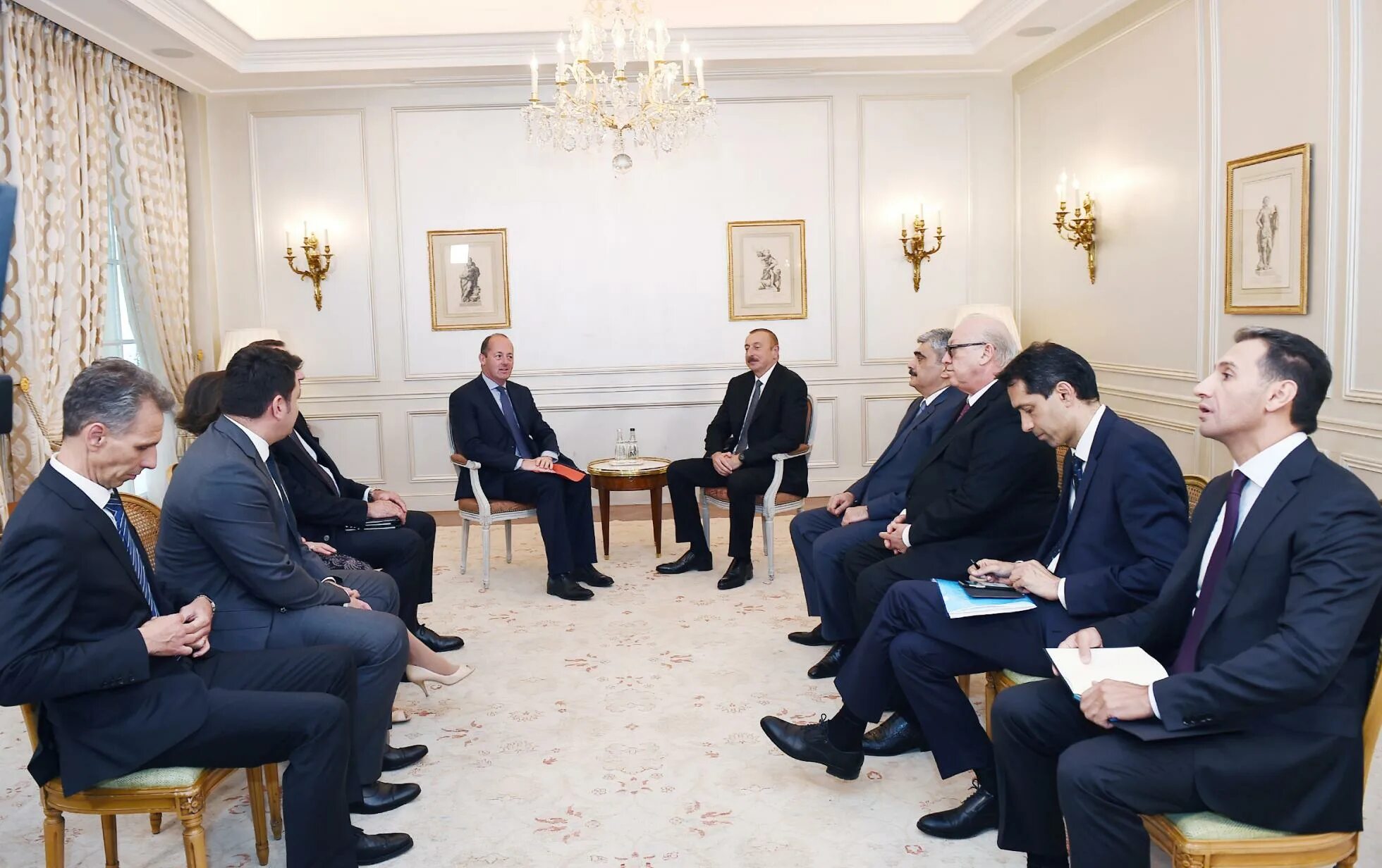 Сколько вице президентов. Председатель азербайджанских авиалиний. Ilham Aliyev в очках.