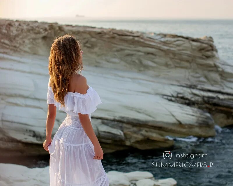 Постою тут. Фото на белых скалах девушки. Белая скала в Крыму фото девушек в белом коротком платье. Красивые девушки на белых скалах Сочи Инстаграм. Summerlover Инстаграмм.