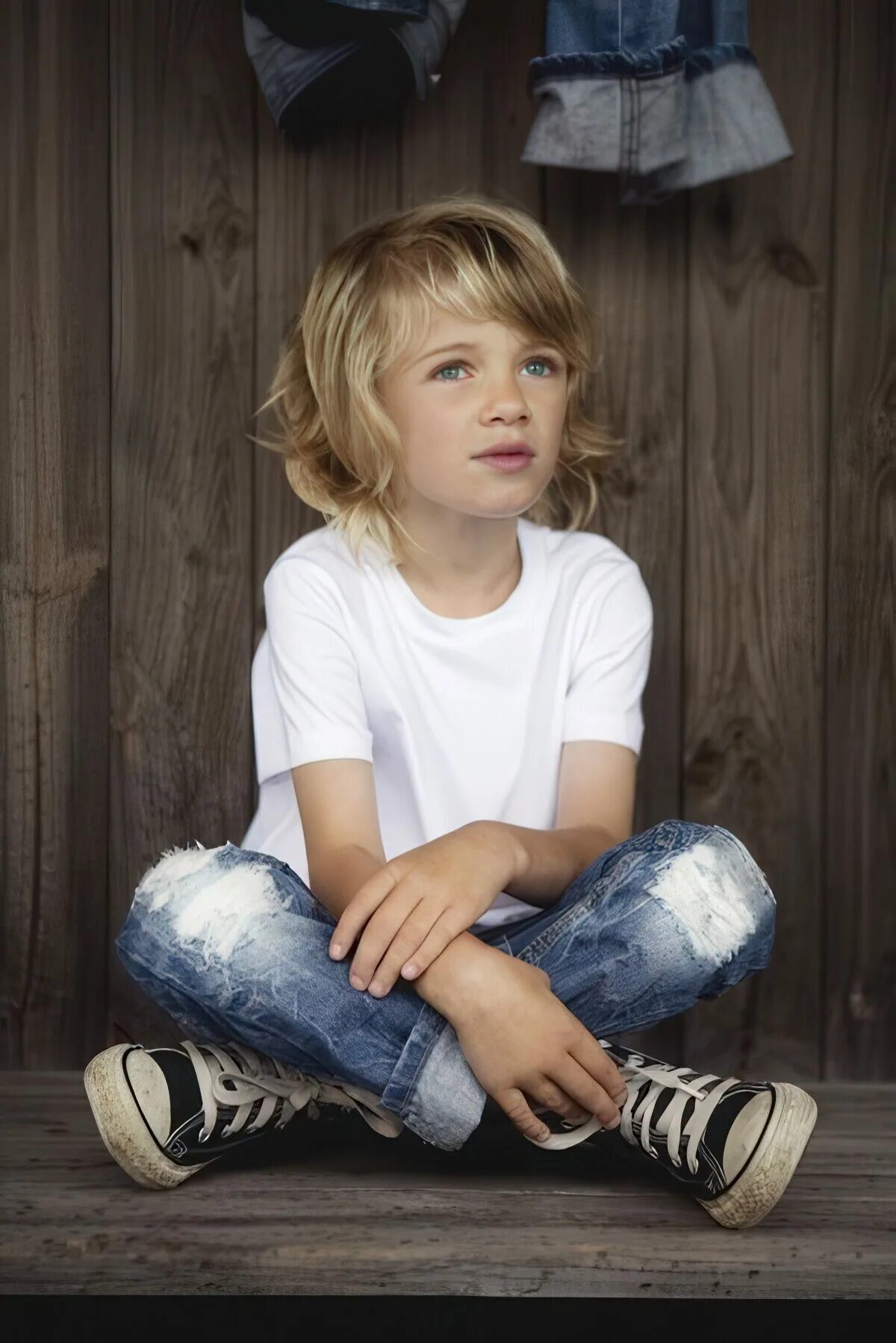 Kids boys child. Модель бойс. Позы для детей моделей. Ноги мальчика. Kids boys child.