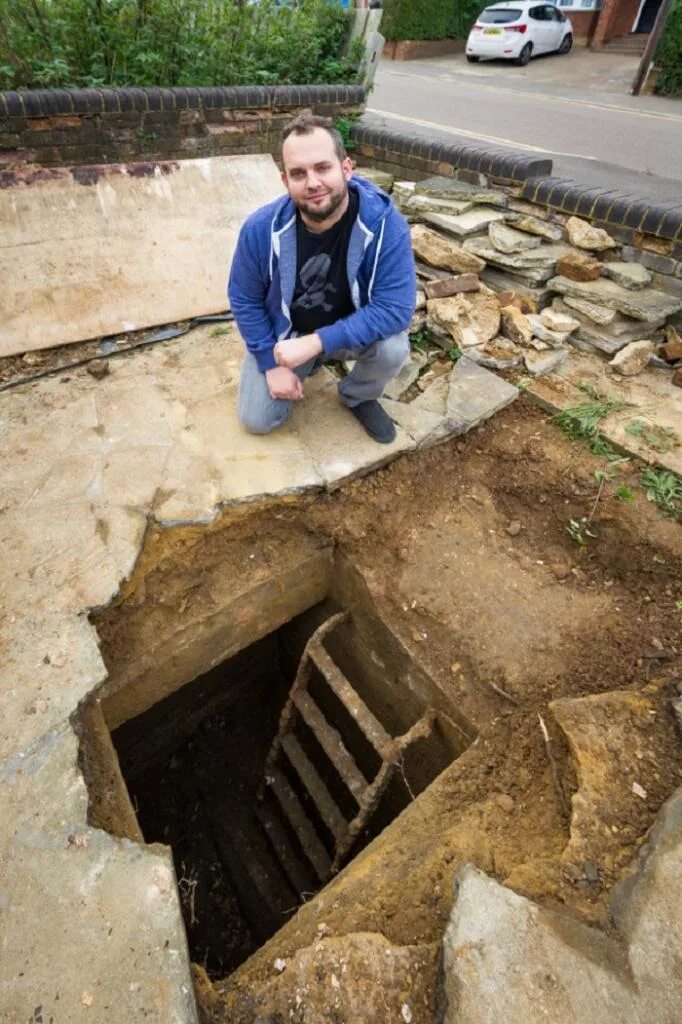 Глубокая яма в лесу. Мем локоть дороги. Ребята яма. Яма в земле. Карстовая воронка в поле.