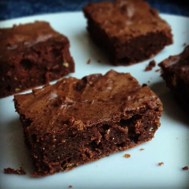 Протеиновые шоколадные кексы. Батончики Брауни Brownie. Брауни с творогом. Пирожное шоколадное с протеином. Брауни без масла