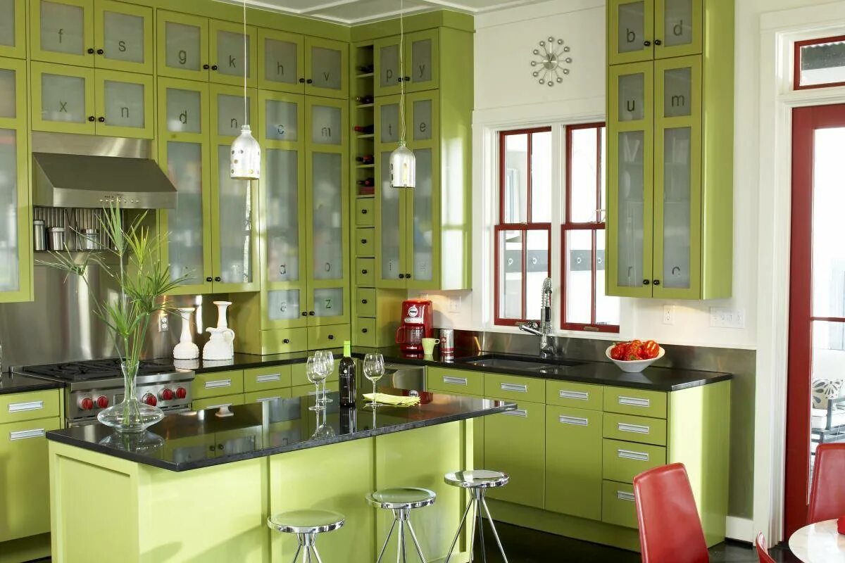 Какие цвета сочетаются на кухне. Интерьер кухни. Кухня оливкового цвета. Зеленая кухня. Фисташковый цвет в интерьере кухни.