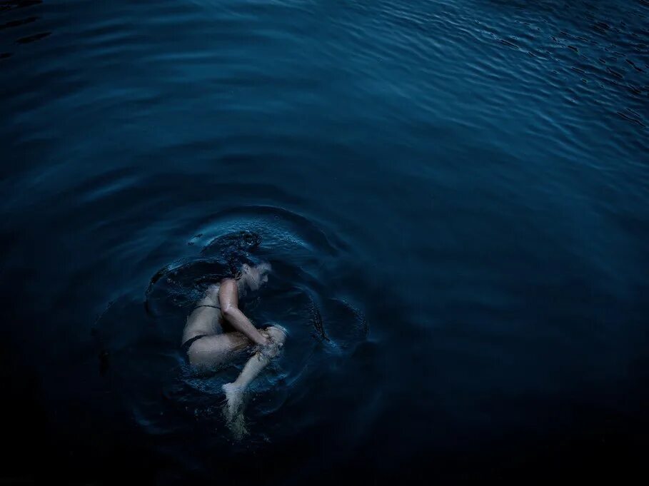 Девушка в воде. Фотосессия в воде. Девушка тонет в воде. Девушка под водой.