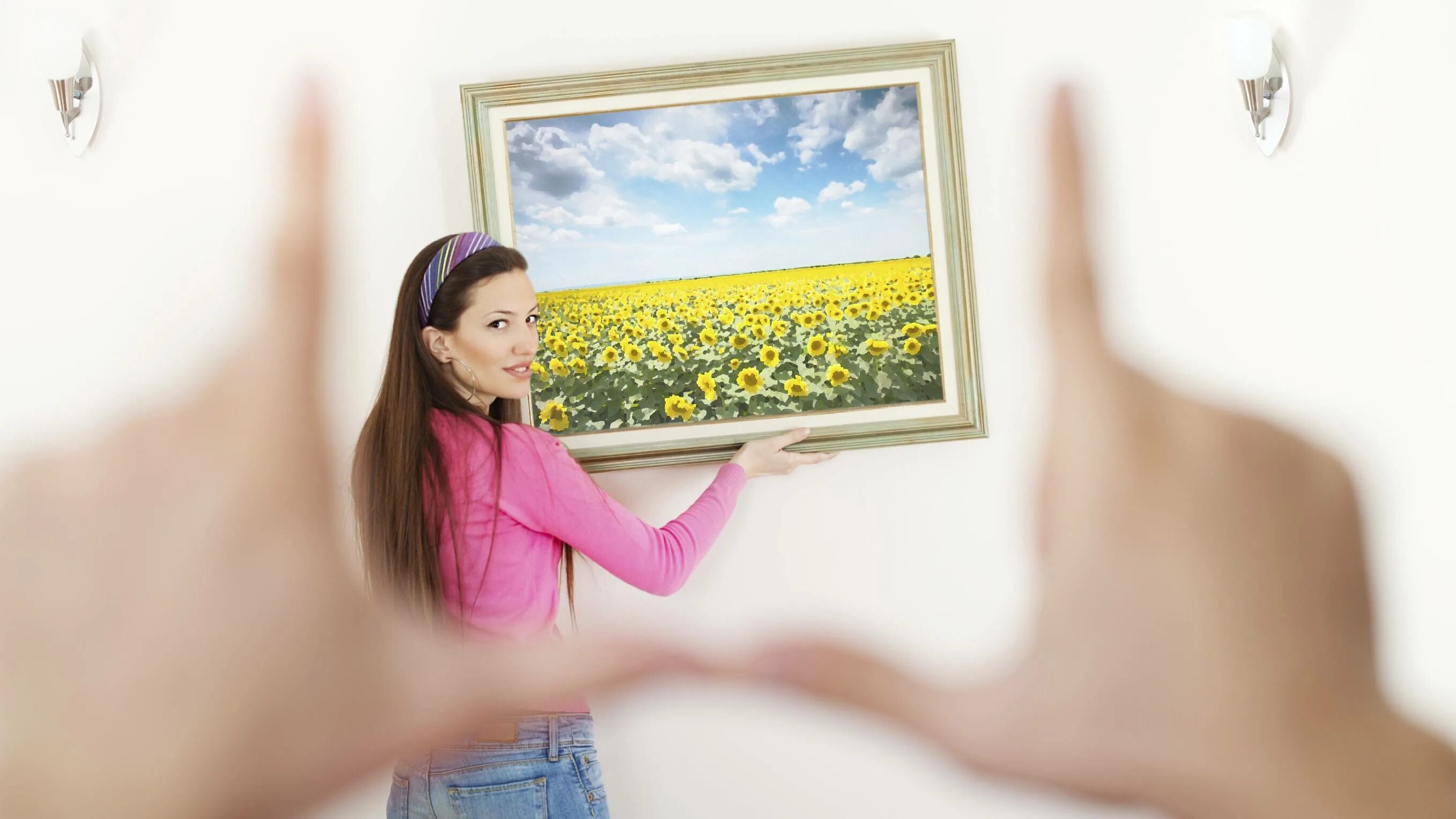 На что вешать картины на стену. Hang picture. Hang picture. Pictures hang on wall. Девушка вешает картину.