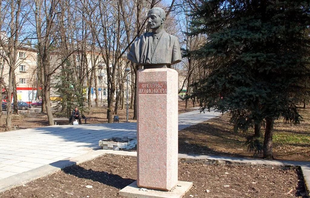 Мансуровский гранит памятники. Обнинск памятники. Памятник наумову в обнинске. Памятник наумову в обнинске. Обнинск памятники.