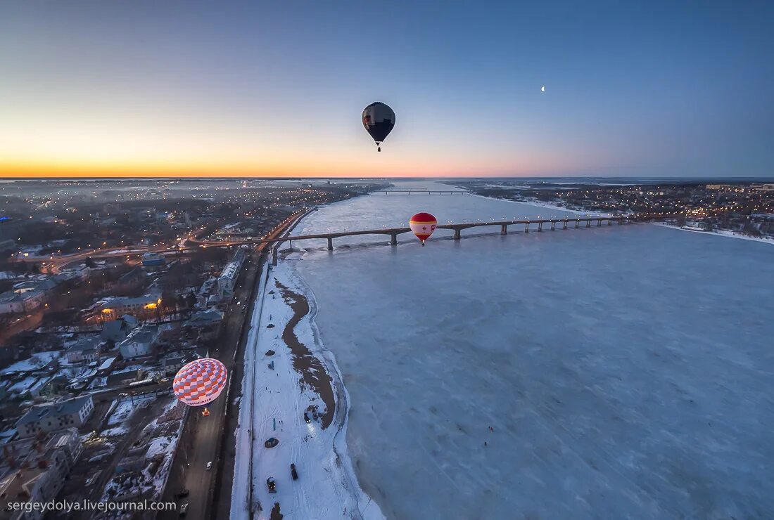 На воздушном шаре кострома. Воздушный шар над Волгой. Кострома вид с воздушного шара. Воздушные шары над Волгой в Нижнем Новгороде. Волжский мост Кострома.