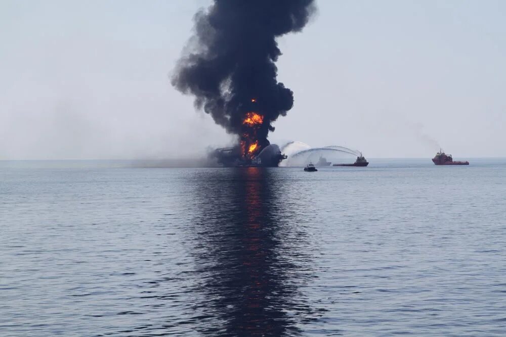 Катастрофа на нефтяной платформе. Взрыв платформы deepwater horizon. взрыв нефтяной платформы в мексиканском заливе. авария на нефтяной платформе deepwater horizon. авария на платформе в мексиканском заливе.
