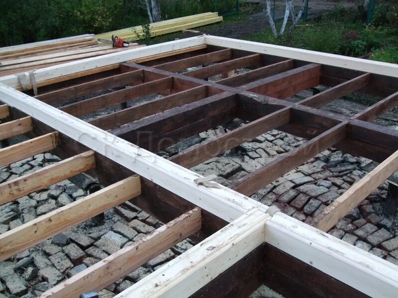 Укладка чернового пола на деревянных лагах. Лаги – 100х50 мм. Обрешетка под деревянный пол. Сколько стоят деревянные лаги. Лаги пола из бруса 150х50.