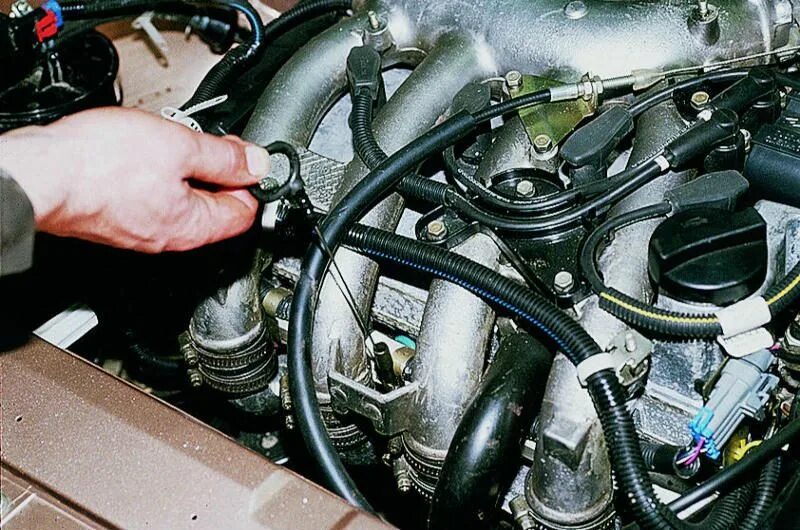 Масло в инжекторе причина. Фильтр масляный ваз 2112 на двигателе. Масло в мотор нивы 21214. Привод масляного насоса ваз 2105. Масляный нагар на свечах во 2 и 3 цилиндрах ваз 2110 8 клапанов.