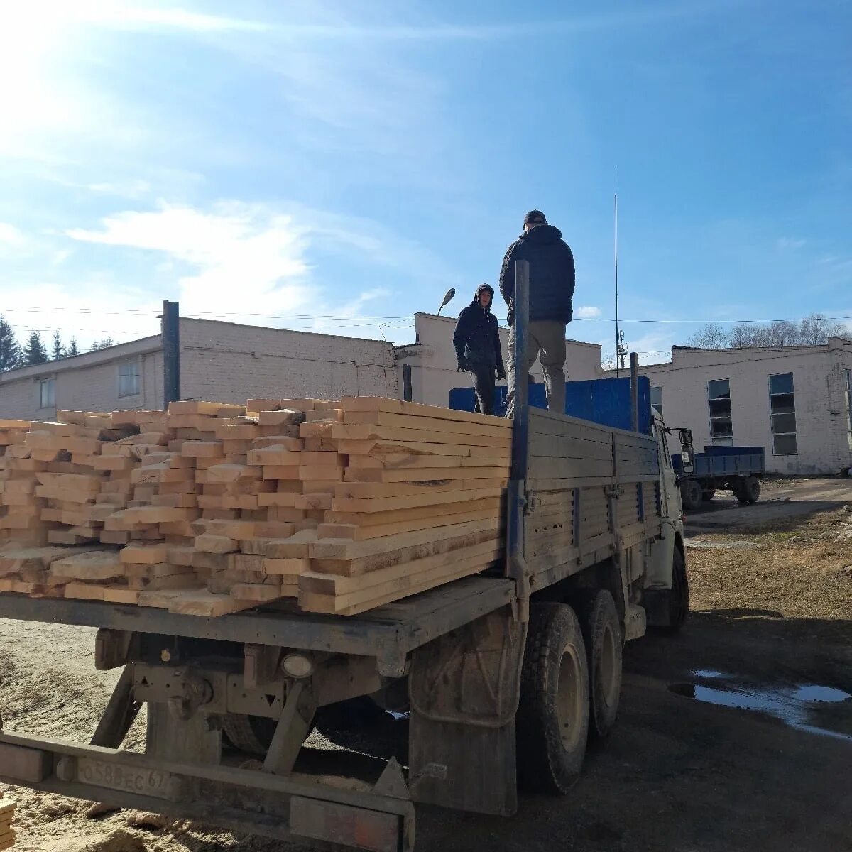 Подсобный рабочий. Разнорабочий смоленск. Ищу строителей. Разнорабочий смоленск. Вахтовым методом требуется кладовщик картинка.