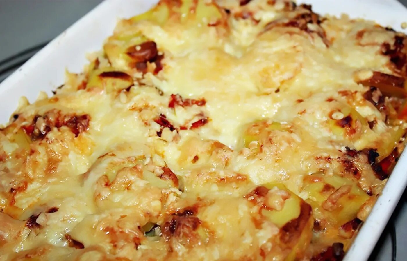 Рецепт быстро вкусно картошка и фарш. Картофель запеченный с фаршем. картошка с фаршем запеченная в духовке. картофель запеченный с фаршем в духовке. картофель с фаршем и сыром в духовке.