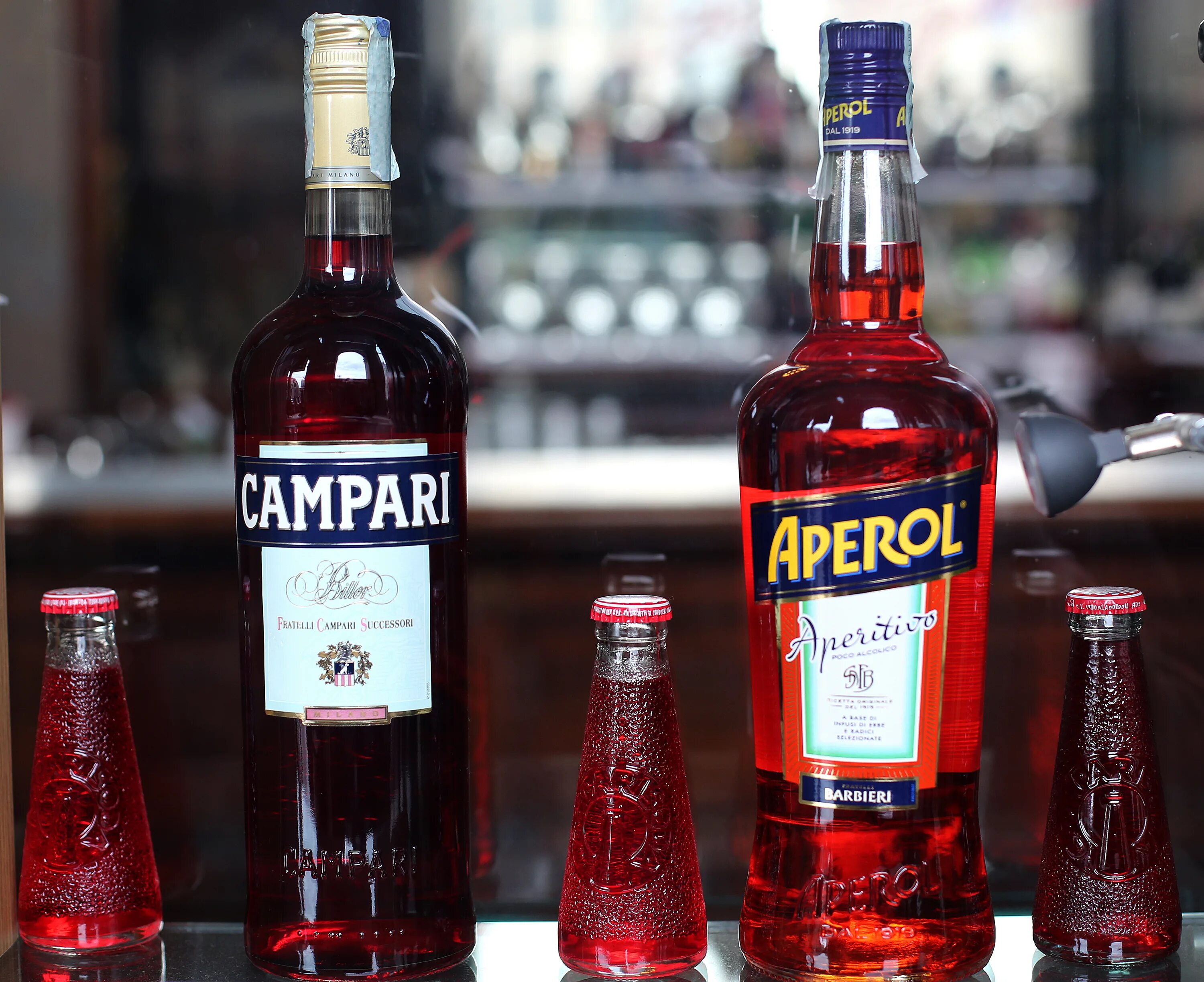 Кампари градус. Ликер Биттер Апероль. Красный Биттер Campari. Кампари Апероль Биттер. Апероль Кампари ликер.