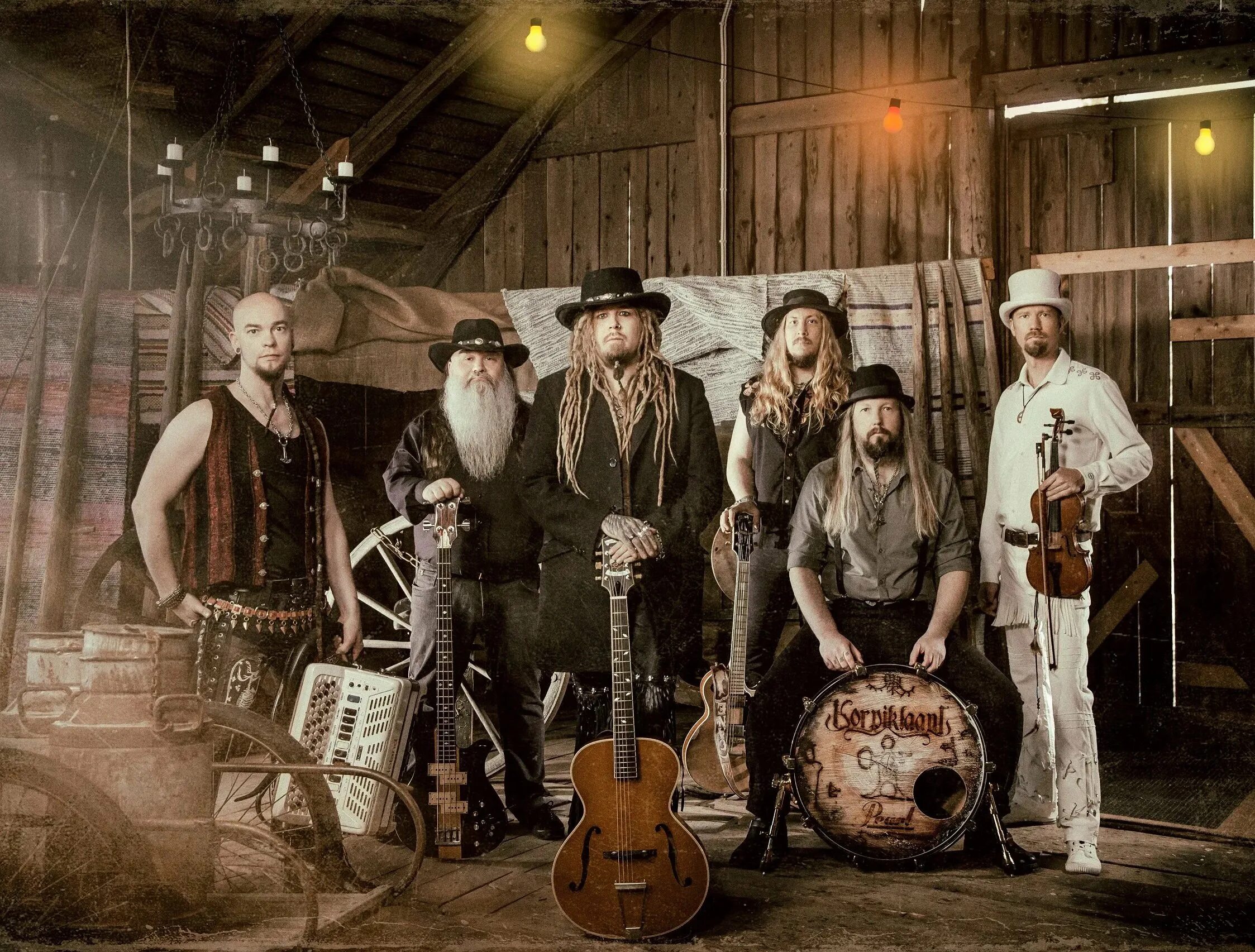 Слушать народный рок. Группа Korpiklaani. Korpiklaani 2022. Korpiklaani Spirit of the Forest. Korpiklaani обложки.