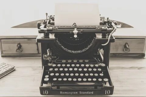 Пишущая машинка в работе