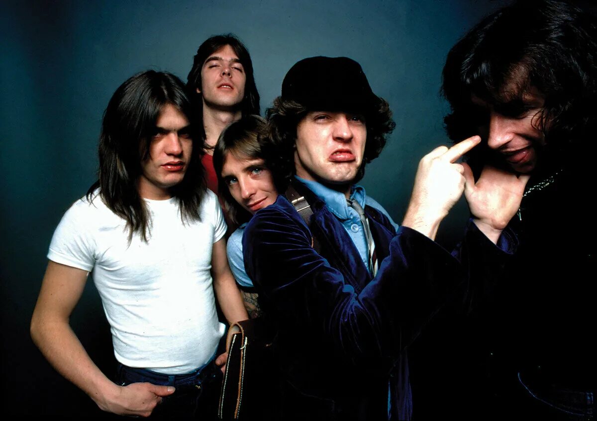 AC/DC. Группа AC/DC 1975. Рок группа Эйси ДИСИ. AC DC 1970