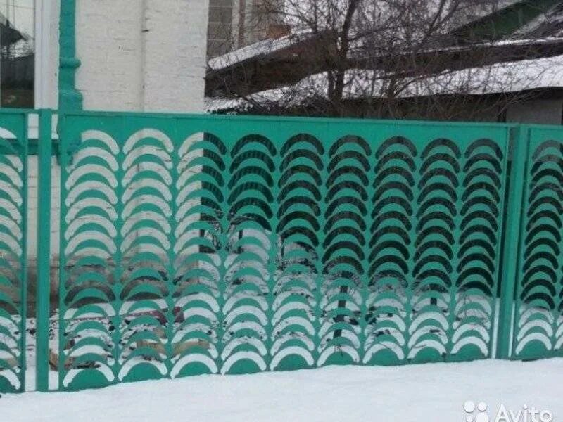 Заборы ульяновск. Забор из высечки. Железный забор из высечки. Высечка для забора. Вырубка для забора.