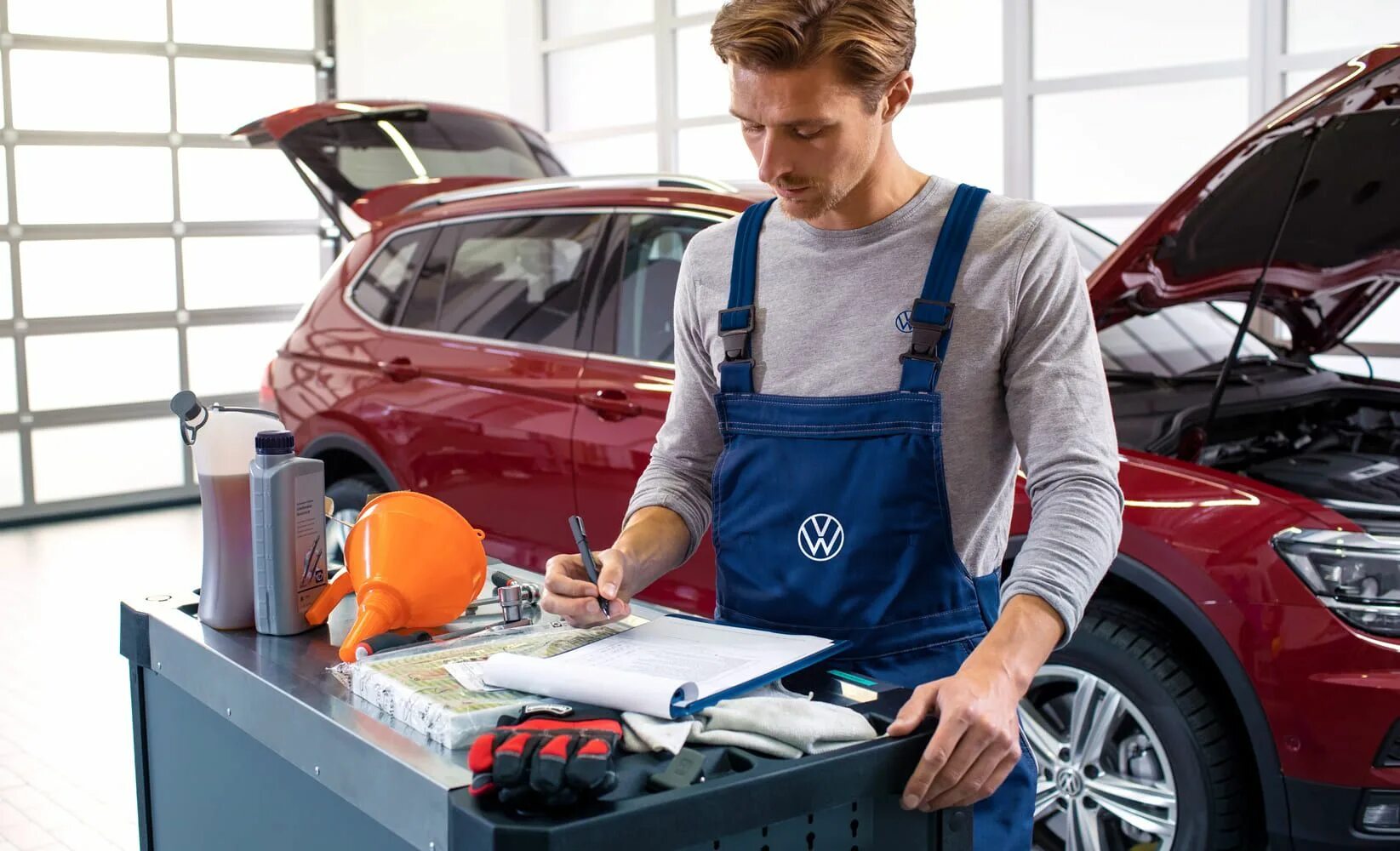 Vw сервис. Сервисное обслуживание фольксвагена. Сервисное обслуживание автомобилей. Подъемник для авто. Сервисное обслуживание фольксвагена.