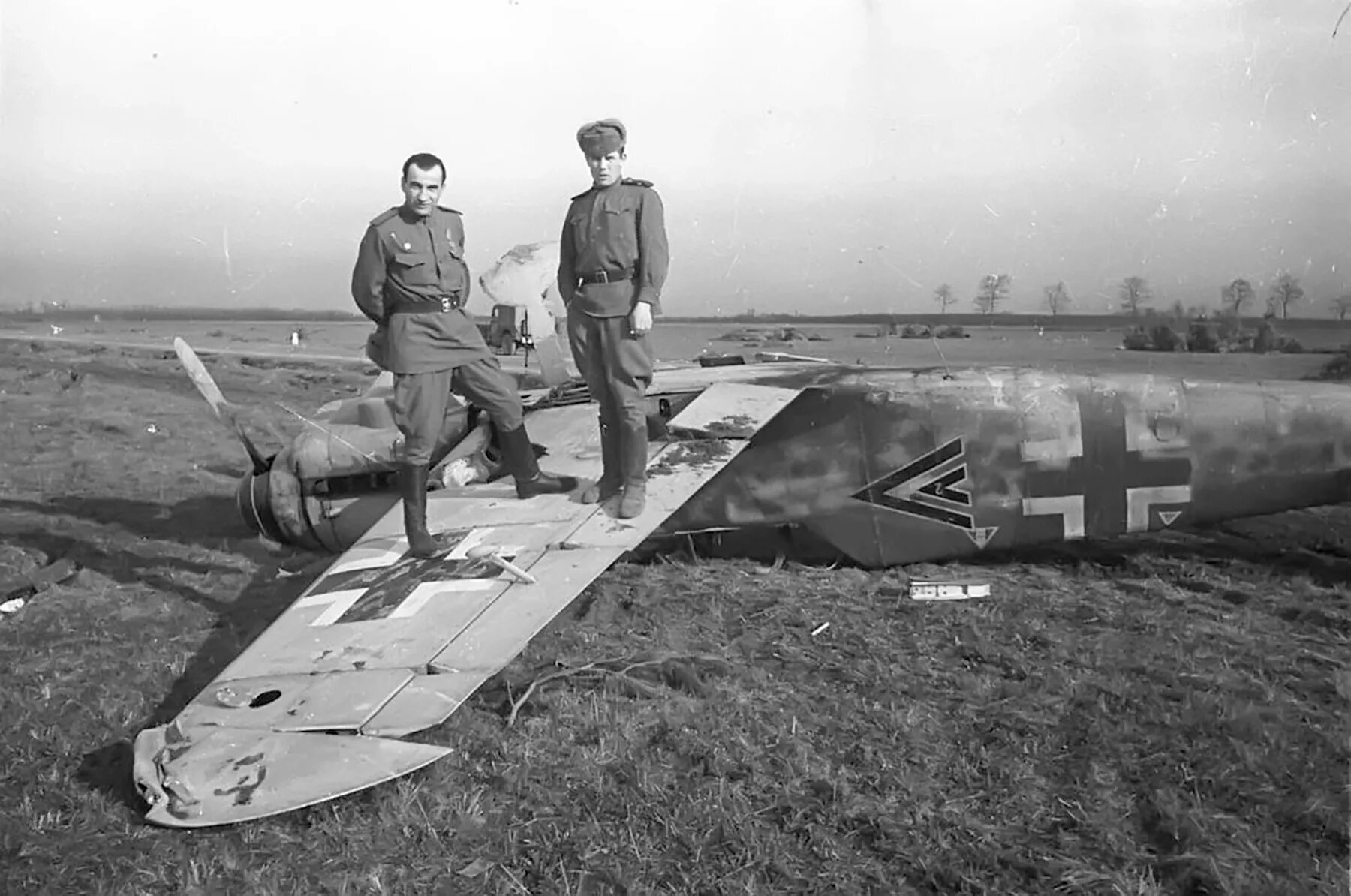 Второй сбитый самолет. Messerschmitt bf.109 истребители Германии. Мессершмитт 1941-1945. Самолёт Мессершмитт 109 на Восточном фронте. Мессершмитт bf 109 в РККА.