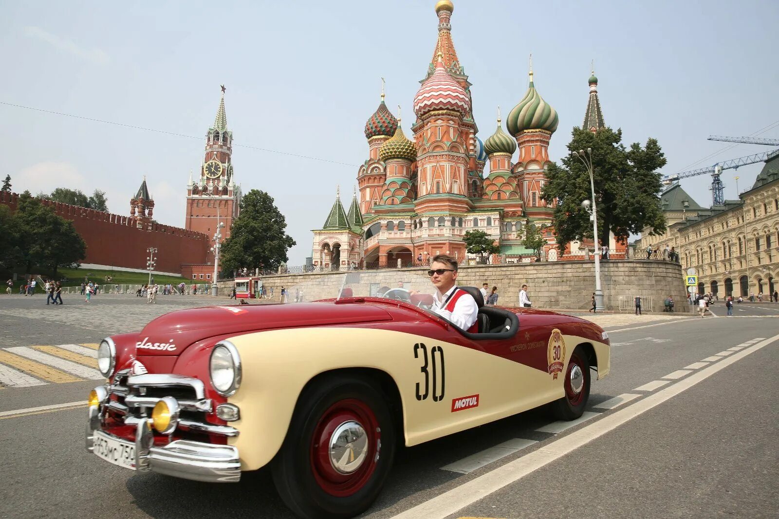 Автомобиль мос ру. ГУМ авторалли. Автомобили на красной площади. Московские машины. Красный ретро автомобиль.