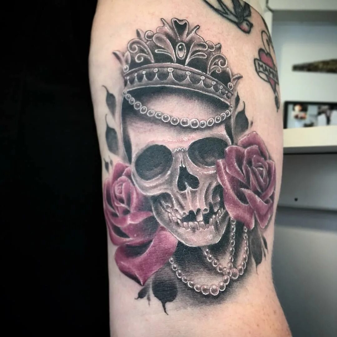 Тату череп. Череп на черепах значение тату. Тату череп. Тату череп женские. Наколки в виде черепа.