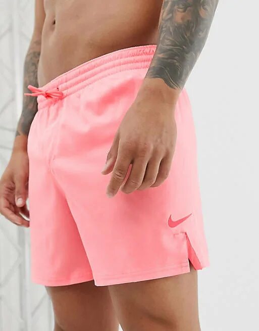 Розовые мужские шорты. Розовые плавательные шорты Nike. Плавательные шорты розовые найк. Розовые шорты найк мужские. Розовые плавательные шорты мужские.