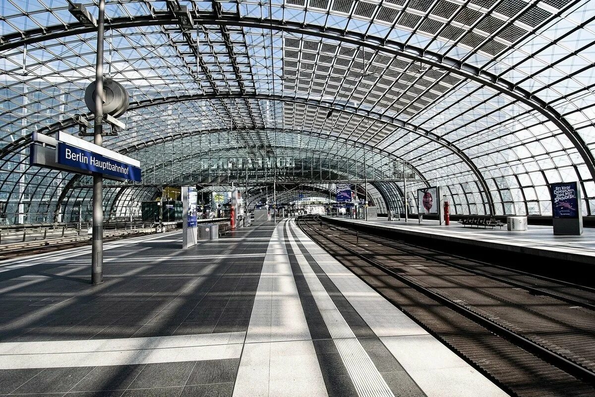 Berlin hbf вокзал. Ангальский вокзал берлин. Восточный вокзал (мюнхен). Жд вокзал берлина. Жд вокзал берлина.