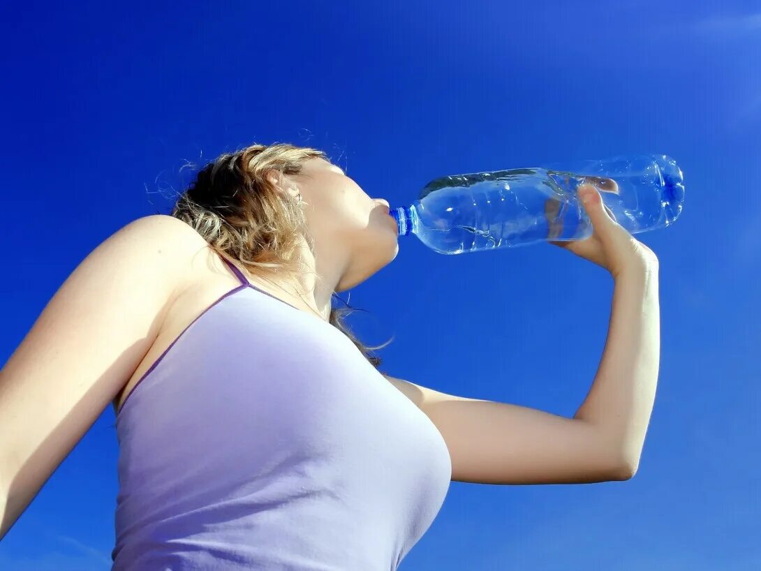 Питьевой режим летом. Сильная жажда воды. Пить воду. Чистая вода. Рвота выпитой водой