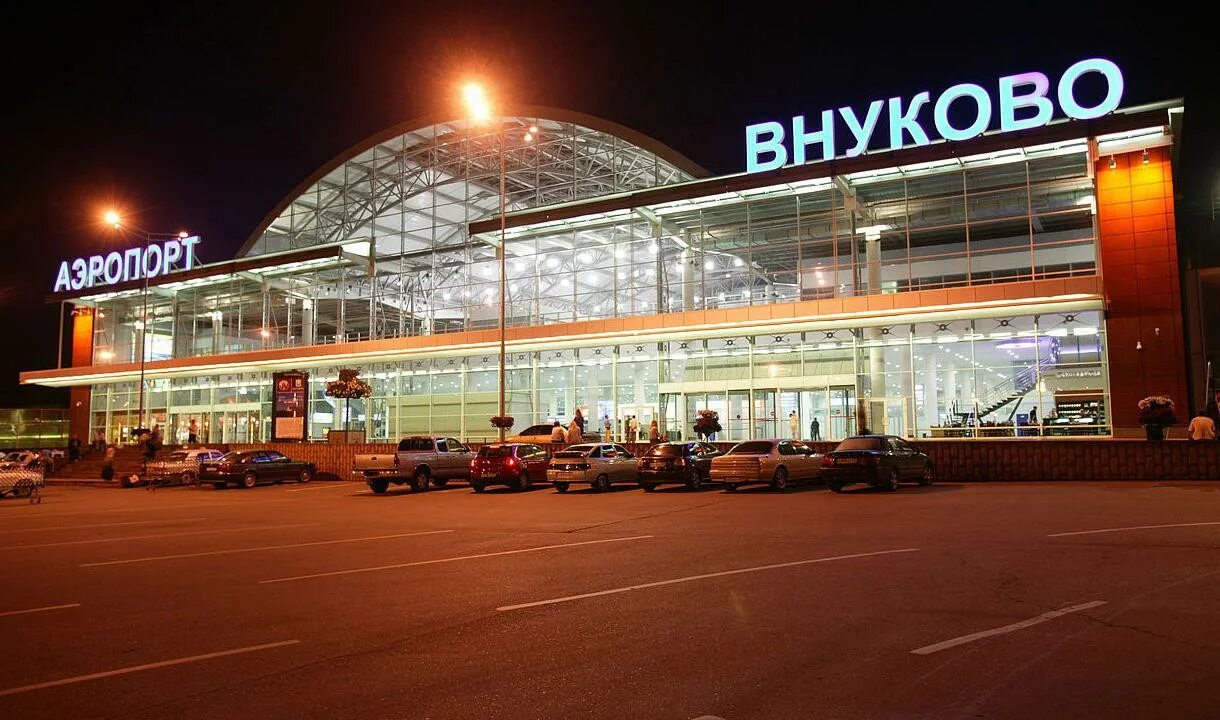 Аэропорт внуково им туполева. Аэропорт внуково ночью. Аэропорт внуково фото. Данный момент аэропорт внуково. Аэропорт внуково москва.