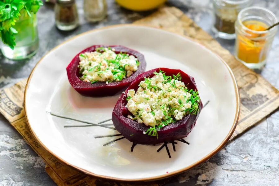 Фаршированные со свеклой. Блюда из свёклы подача. Фаршированные со свеклой. Свекла фаршированная грибами и сыром. Свекла фаршированная грибами и сыром.