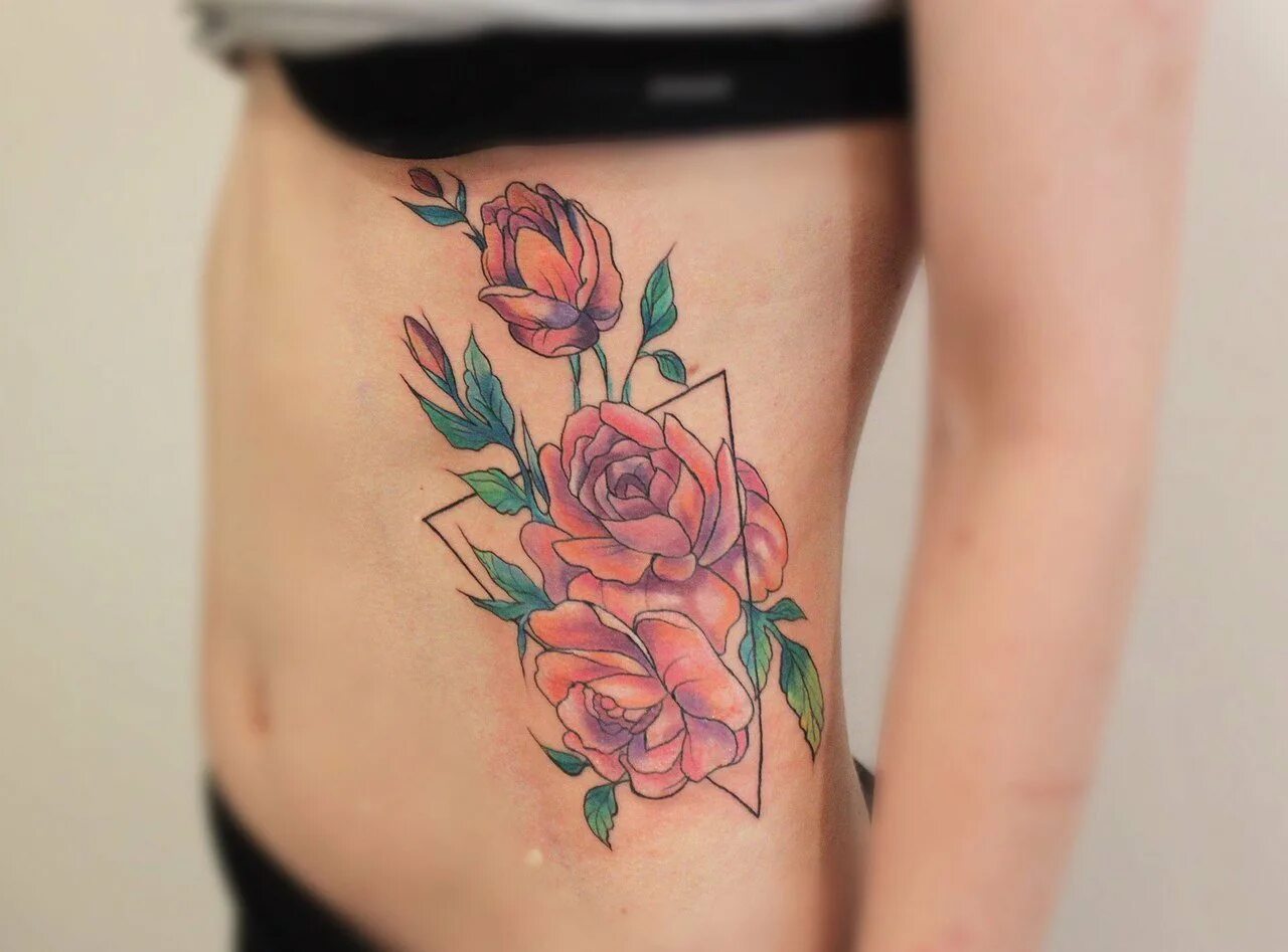 Тату цветы на лопатке. Татуировки для девушек на пояснице цветы. Тату пионы в цвете. Тату цветы в треугольнике. Тату лилия.