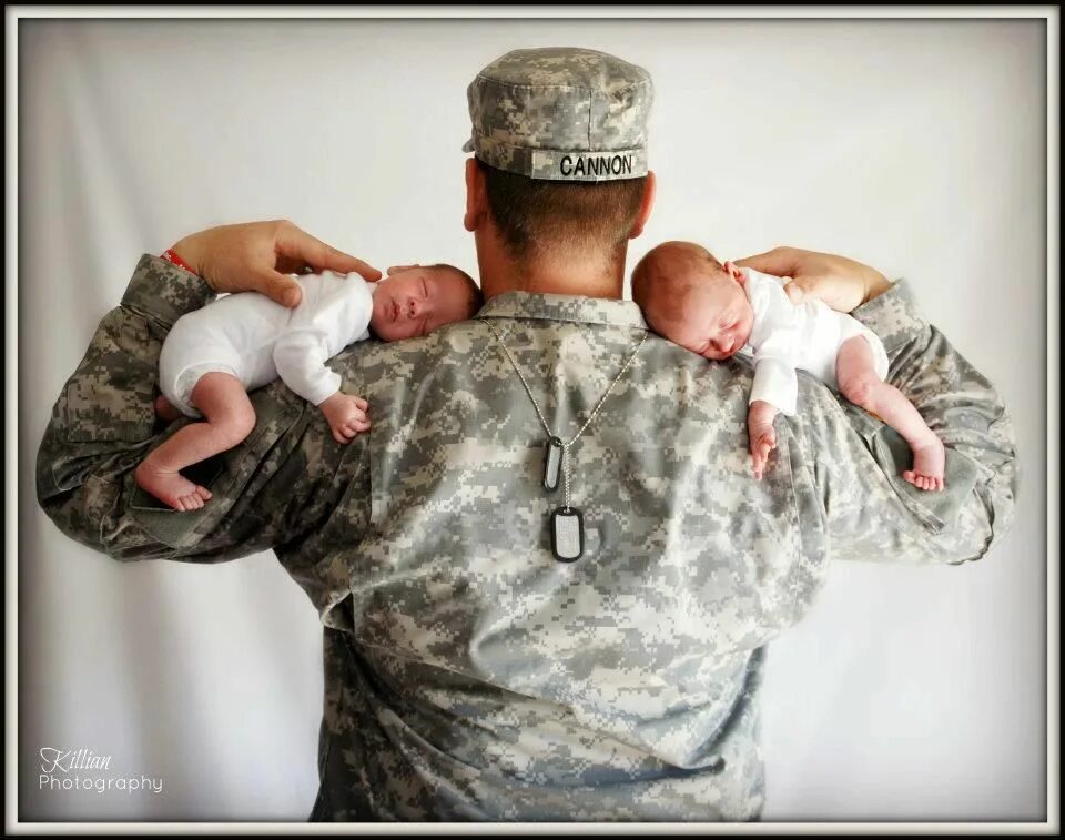 Папа военный. Грудничок в военной. Бейби солдат. Накрасить костюм узбека мальчика маленького. Дети в военной форме сша.