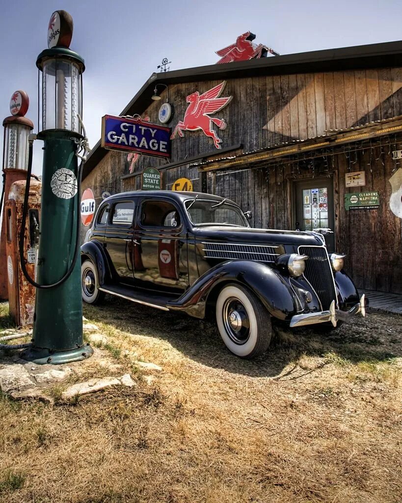 ретро автомобиль в гараже. музей ретро гараж. гараж в стиле харлей дэвидсон. ретро гараж 2. ретро гараж 2.