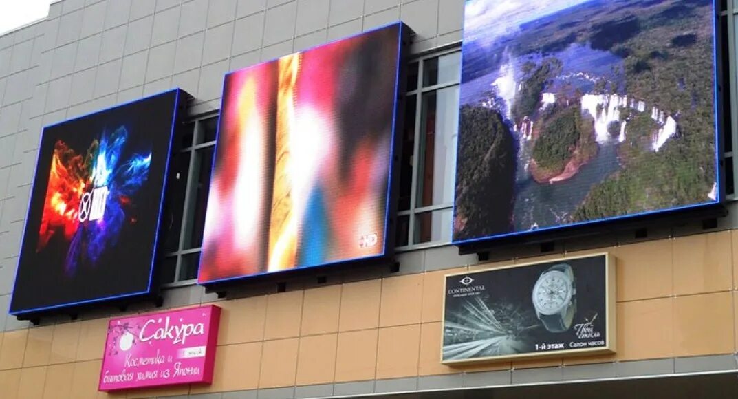 Рекламные дисплеи. Светодиодный экран на фасаде. Led экраны наружные. Led экран уличный. Реклама на светодиодных экранах.