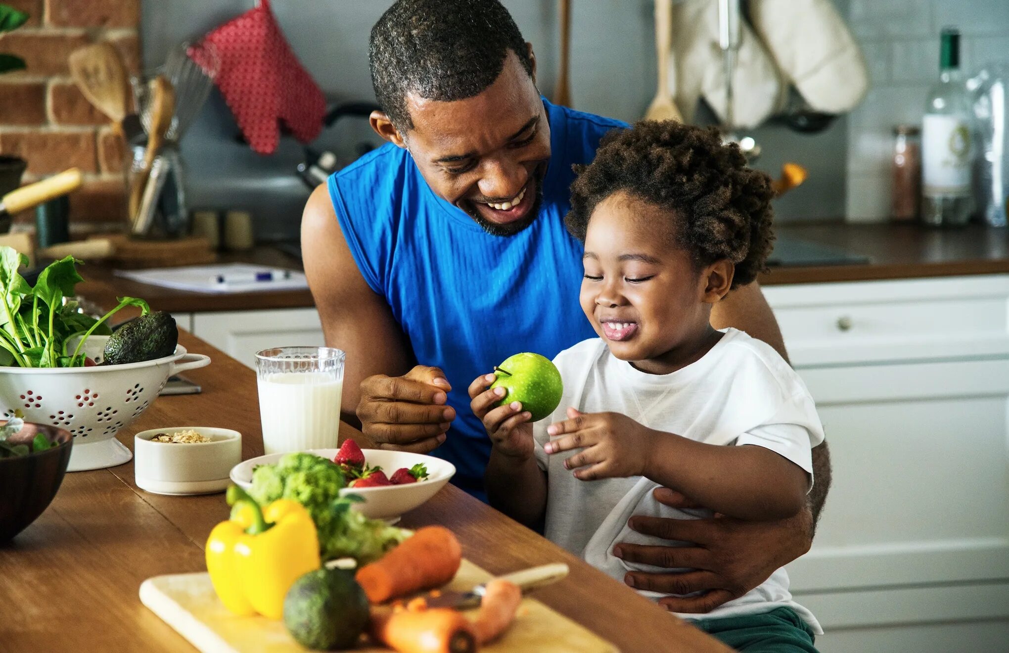 E pais. Eat healthy food. Eating healthy food. Black African American Family and children in Restaurant. Family eat healthy food.