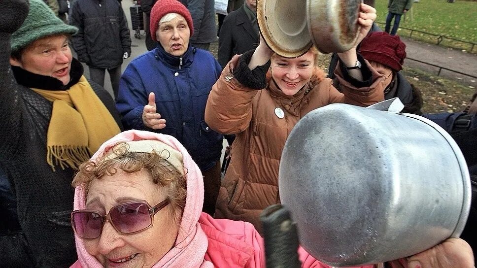Марш пустых кастрюль 6 апреля 2025. Марш пустых кастрюль. стучать по кастрюле.