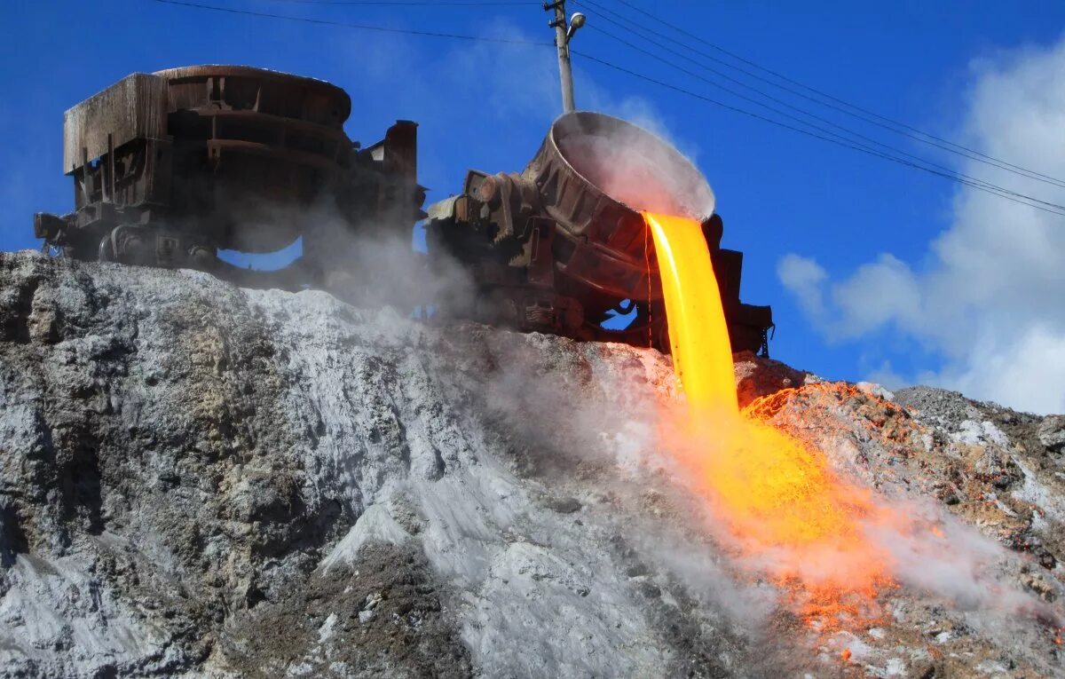 Новокузнецкий металлургический комбинат. Шлам металлургический. Металлургия переработка отходов. Шлаковый отвал нлмк. Металлургия переработка отходов.