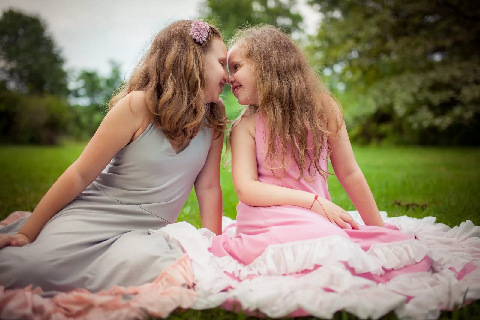 Lesbi sister. Девочки подружки. Мама и дочка. Две подружки. Фотосессия подружек.