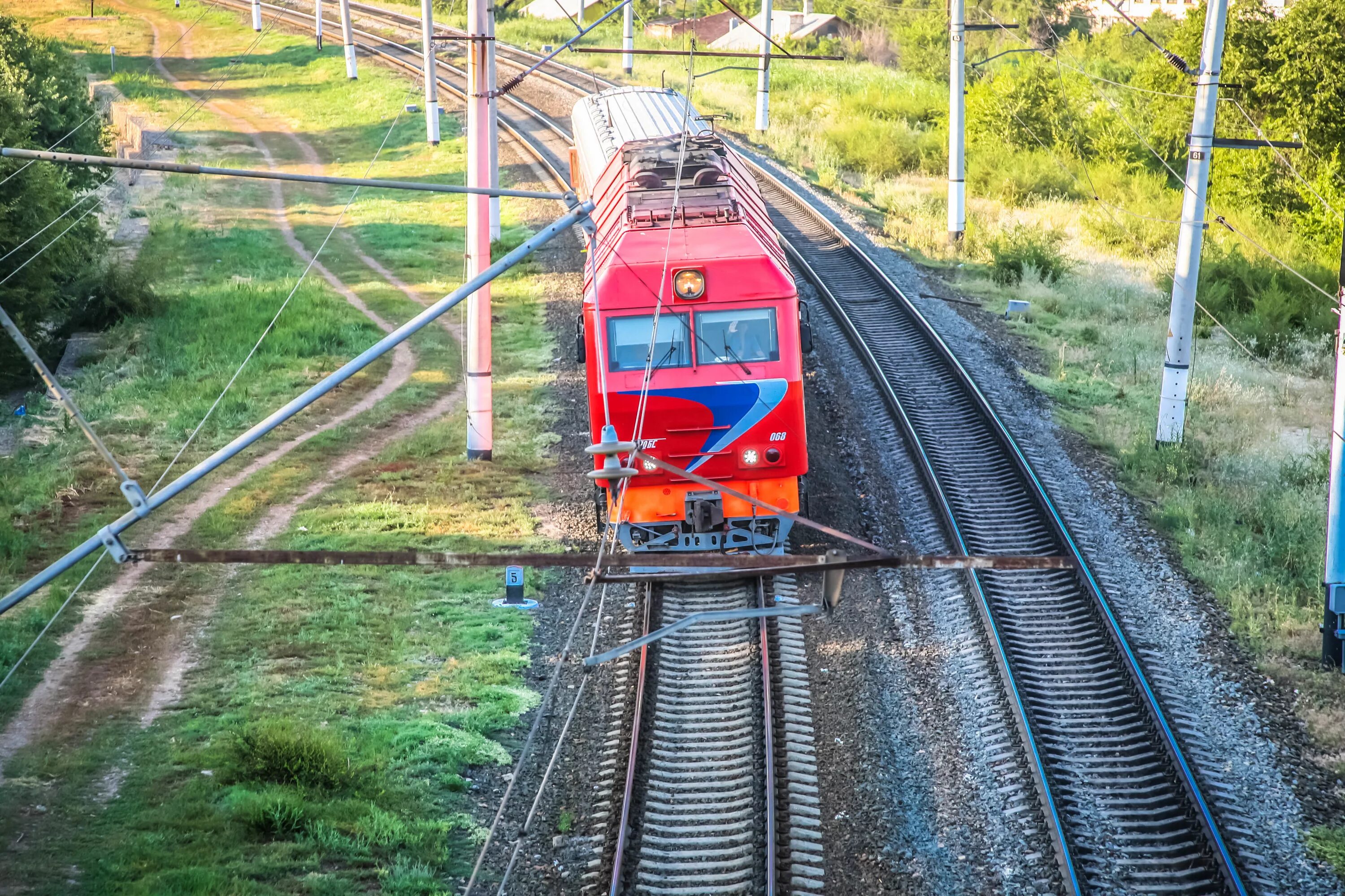 Поезд петровал. Электровоз. Электровоз эп1м. Пригородная электричка волгоград. Поезд петровал.
