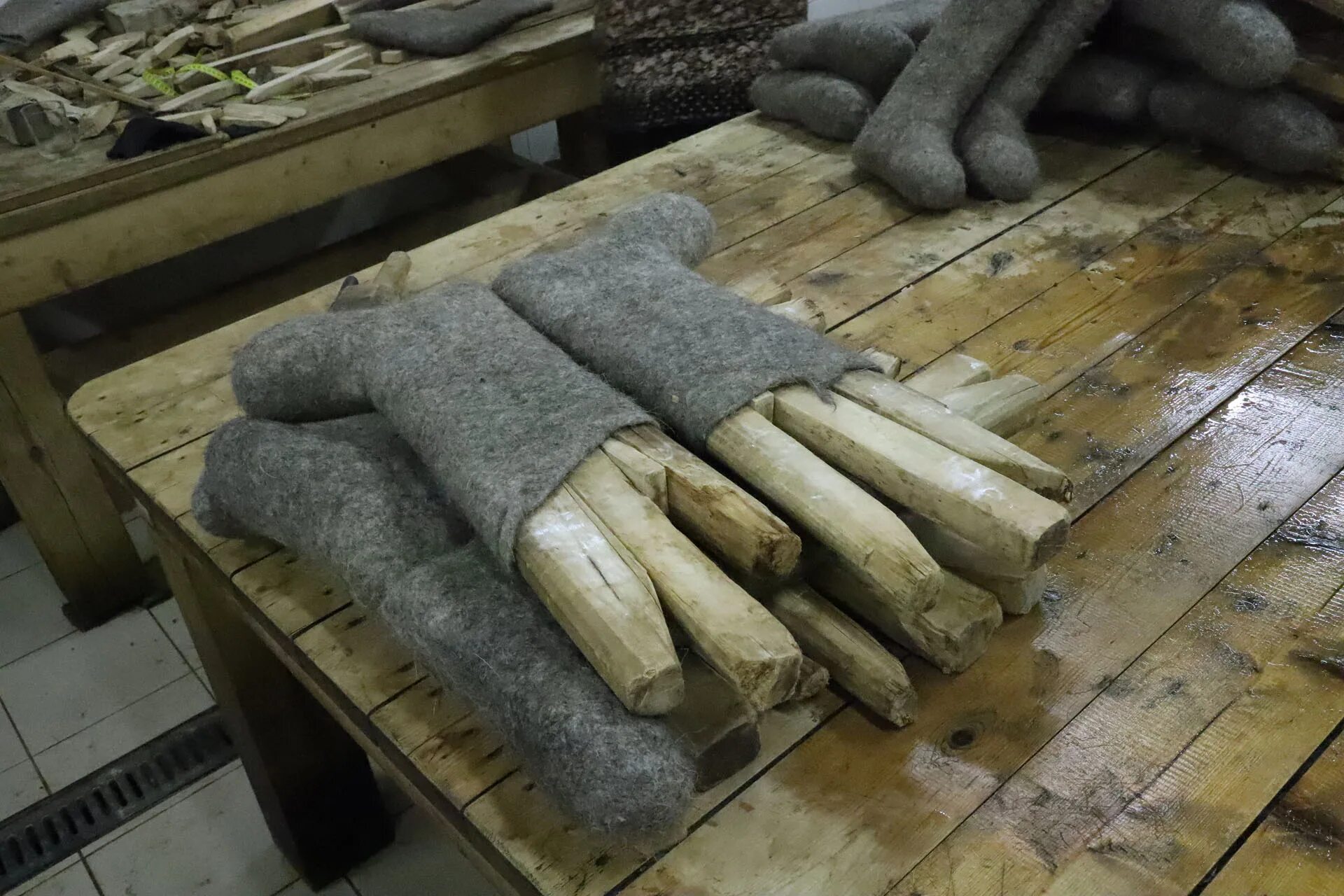 Валяние валенок процесс. Город мышкин музей валенок. Валяние валенок в старину. Как раньше называлась мастерская валенок. Валенки в древней руси.