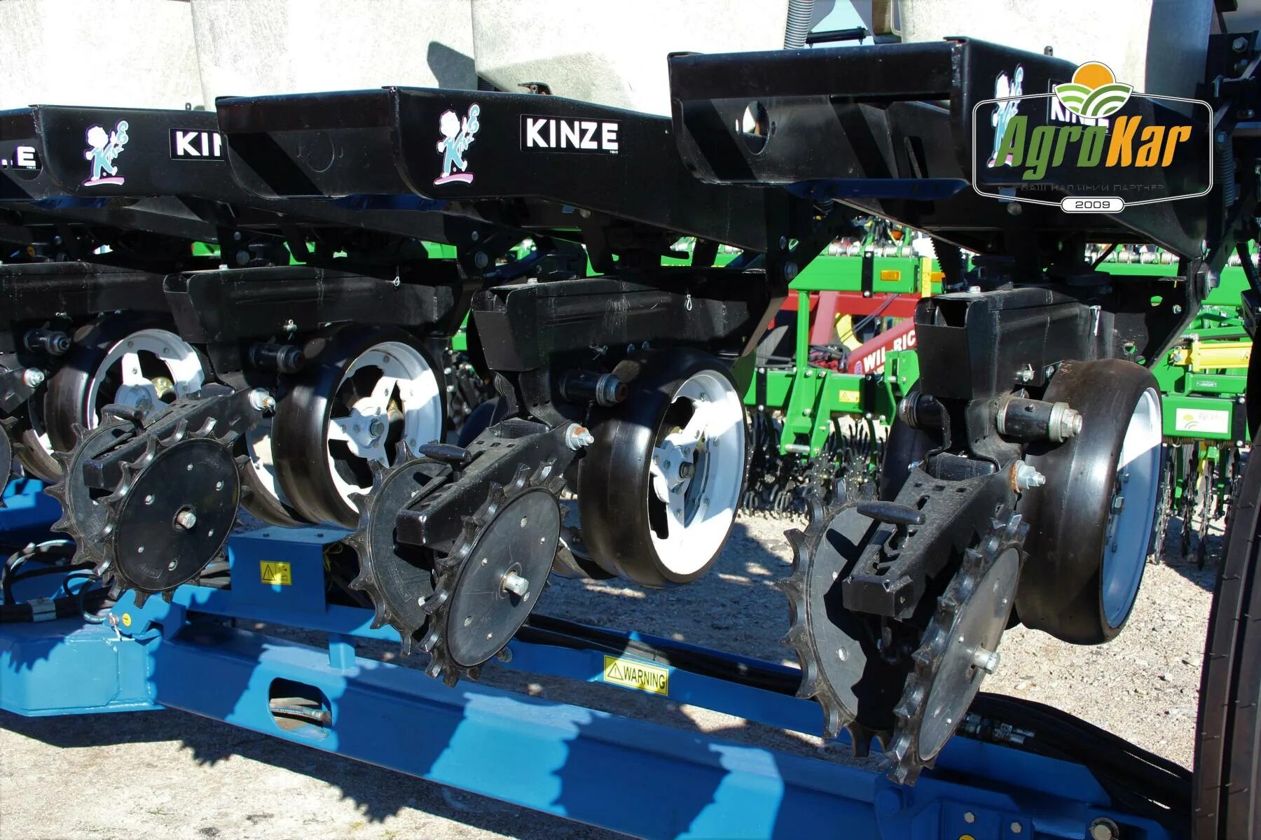 Пропашная сеялка кинза. Сеялка Kinze 3030. Сеялка Kinze 3605. Kinze 4805.