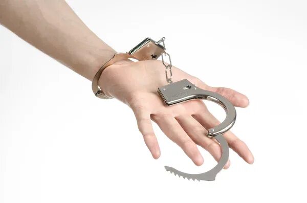 Экзамен 4 разряда охранника наручники. Надевание наручников. Одевайте наручники. Правильные наручники. Правильное одевание наручников.
